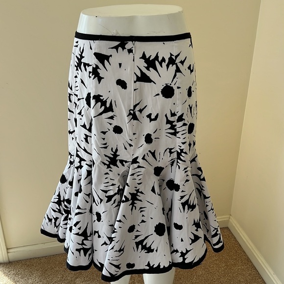 SARA JANE Size 2 white with black fit and flare skirt - Picture 2 of 5